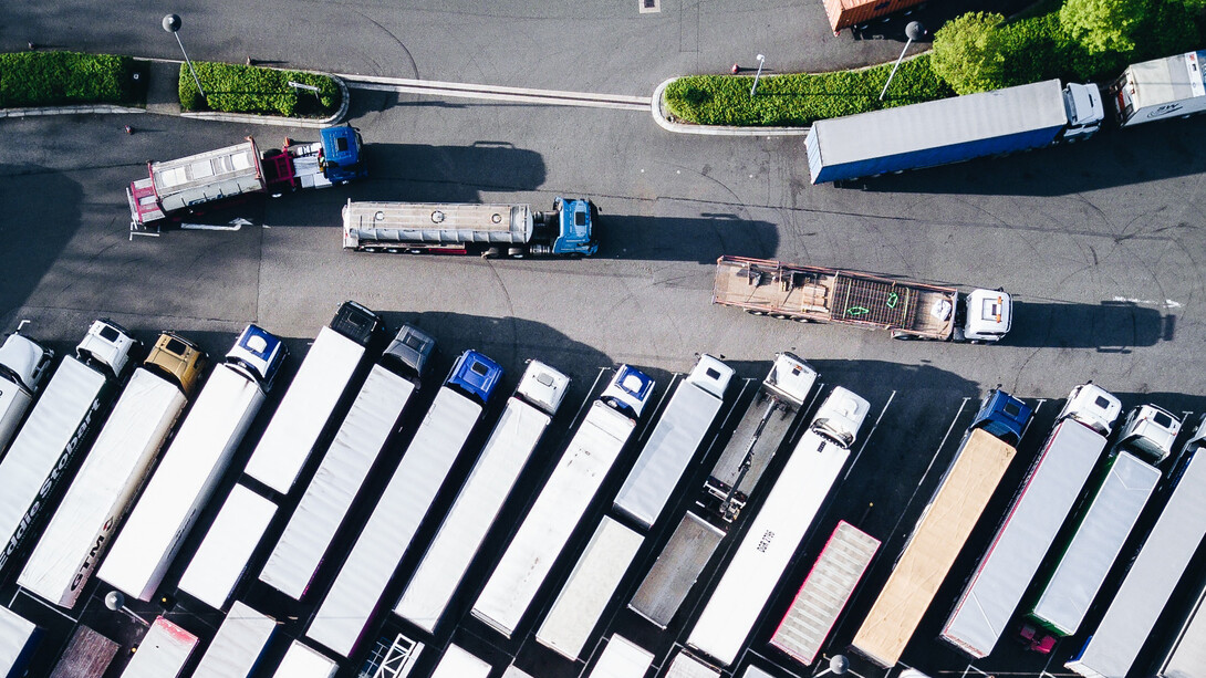 Camions en attente à la douane