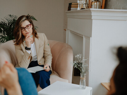 Psicóloga escuta queixas de sua paciente