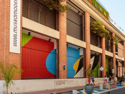 Elian Chali, Plano inesperado, vista de exhibición. Cortesía del Museo de Arte Moderno de Buenos Aires