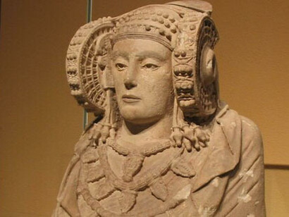 La Dama de Elche, de 56 cm de altura y ricamente ornamentada, probablemente estuvo policromada y podría haber sido parte de una escultura completa. Su vestimenta refleja influencias ibéricas y etruscas. La Dama de Elche. Museo arqueológico Nacional, 2004, Madrid. España