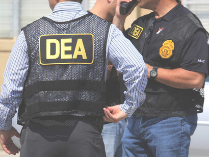 La DEA es la agencia del Departamento de Justicia de los Estados Unidos dedicada a la lucha contra el contrabando y el consumo de drogas en los Estados Unidos