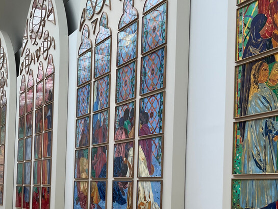Alignés comme une promesse de lumière, les vitraux de Claire Tabouret dévoilent au Grand Palais les coulisses d’une œuvre monumentale, entre spiritualité, couleur et modernité, en écho à la future renaissance de Notre-Dame