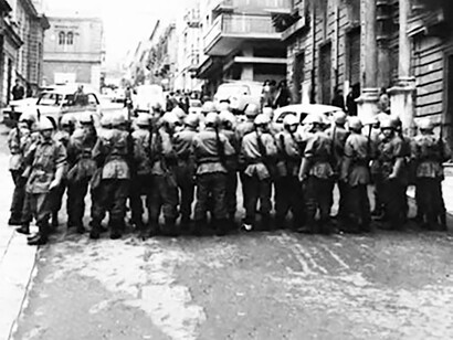 La causa della rivolta fu la scelta del Governo di indicare la città di Catanzaro come sede del capoluogo regionale calabrese