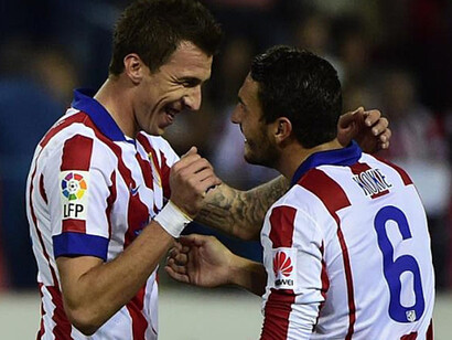 Koke, junto a Mandzukic