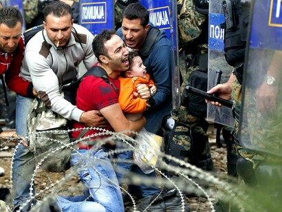 Migrantes sirios intentan pasar las alambradas levantadas por algunos países centroeuropeos