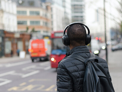 Los audífonos, fieles compañeros del diario, son como pequeños guardianes de melodías viejas y nuevas