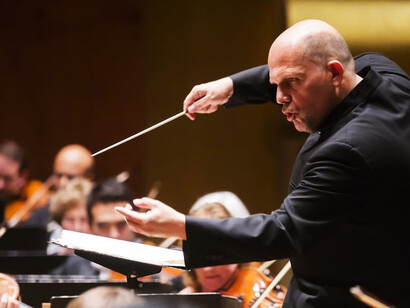La orquesta, que ya tenía ensayada la obra hacía tiempo, bajo la batuta de Gervasio, logró una compaginación perfecta