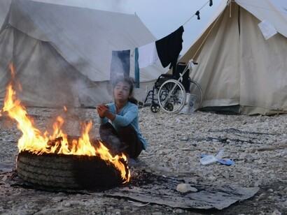 Hoguera en un campamento de refugiados