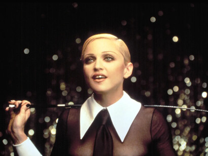 Explorando os temas controversos de "Erotica": sexo, amor, homofobia e AIDS/HIV. A influência cultural e o impacto na sociedade. Foto de Sung Sat Tija
