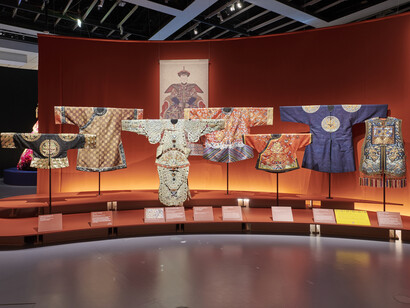 Golden thread. The art of dressing from north Africa to the far east, exhibition view. Courtesy of Musée du Quai Branly 