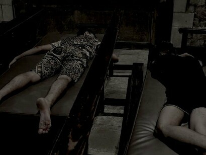 Menas durmiendo en una iglesia