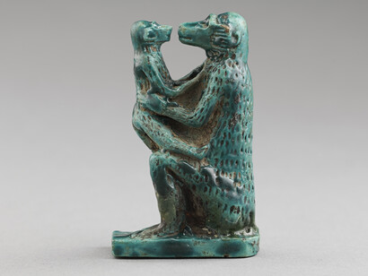 Figurita de madre mona con su cría. Esteatita esmaltada. Tercer Periodo Intermedio, probablemente dinastías XXII-XXV. © Musée du Louvre, dist. RMN-GP. Foto: Benjamin Soligny