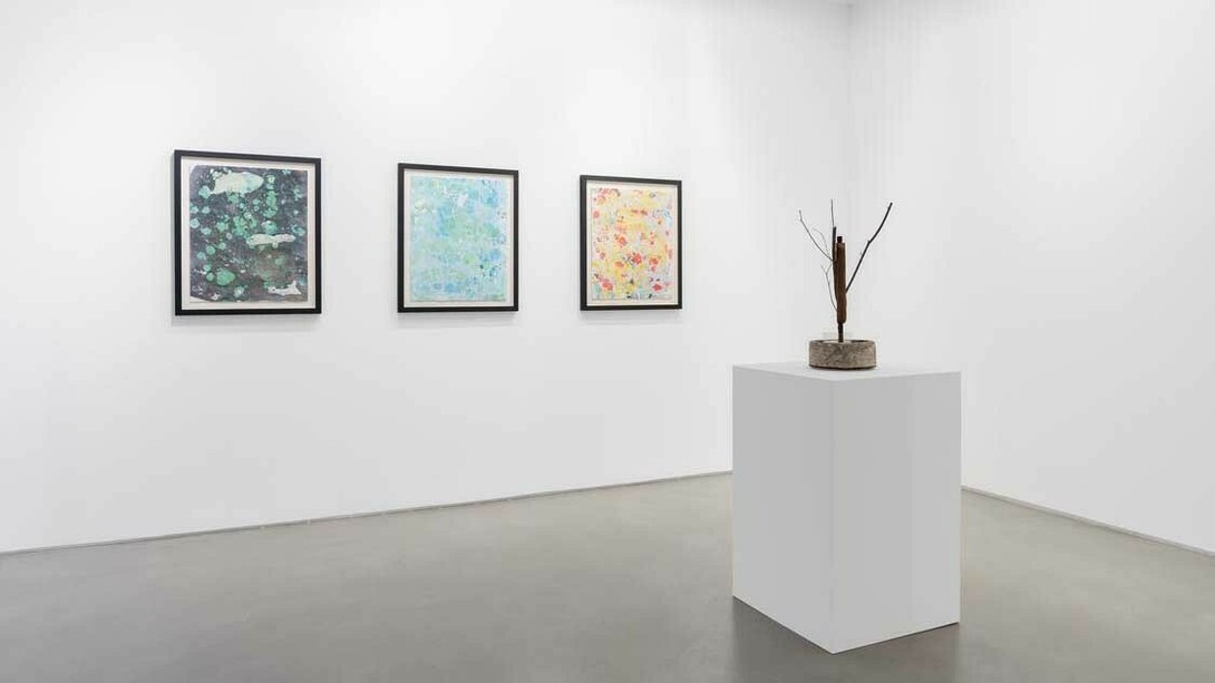 Oscar Tuazon, Written on water, vue d'exposition. Avec l'aimable autorisation de la Galerie Chantal Crousel