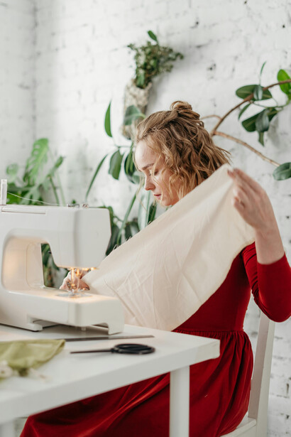 Diseñadora trabajando. El Met Gala es un evento de moda destacado por sus particulares looks, dictados por una temática y código de vestimenta determinados
