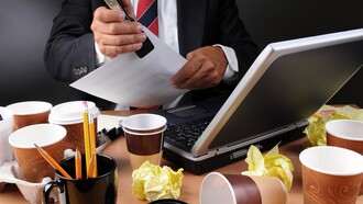 Vasos de café en la mesa de trabajo