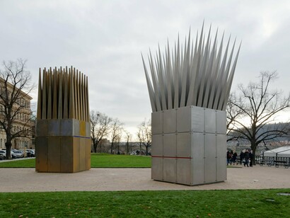 Monumento The House of the Suicide and the House of the Mother of the Suicide, na República Tcheca. Em muitas culturas, o suicídio é visto como um fracasso moral ou uma fraqueza de caráter, o que impede uma conversa aberta sobre o assunto. Essa visão estigmatizada afasta as pessoas que estão sofrendo e dificulta a busca por ajuda