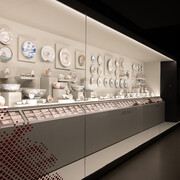 Chinese export porcelain. Former Cunha Alves Collection, exhibition view. Courtesy of Fundação Oriente