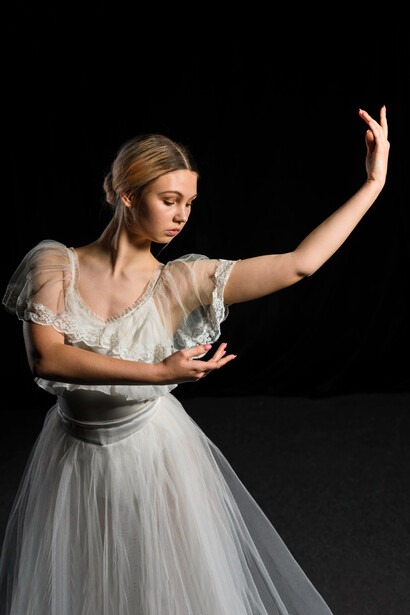 La pesada cortina de terciopelo violeta comenzó a abrirse y desde lo impreciso emergió una figura exquisita e imponente que dejó a toda la sala boquiabierta