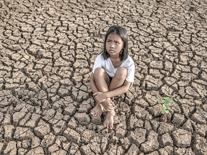 La psicología ambiental es una disciplina científica que se inserta dentro de la psicología social, siendo la encargada del estudio de los efectos que el medio ambiente tiene sobre las personas. Joven afectada por la sequa