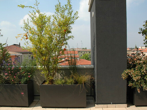 Contenitori realizzati su misura con cespugli 