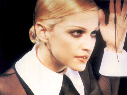 Madonna e sua abordagem ousada em "Erotica" e "Sex". Como ela desafiou normas sociais e expandiu os limites da expressão artística. Foto de Sung Sat Tija