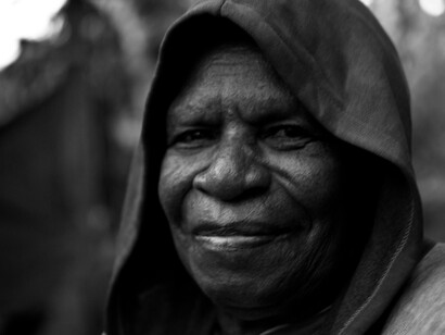 "He visto ese paréntesis ritual que adorna los labios de muchos que, por sobrevivir, dejaron su tierra y hoy viven en una distancia impuesta por una difícil combinación de circunstancias"