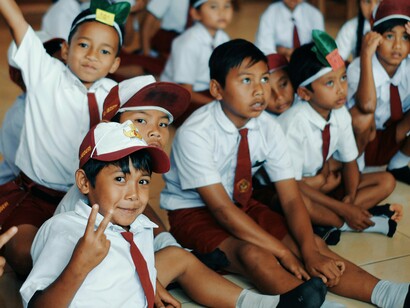 A terceira e última razão refere-se à relevância social que se prende ao subsídio que possa dar às famílias no sentido de que participem na vida de seus filhos, evitando o excesso de formalidade para com seus filhos, de modo que criem oportunidades para que as crianças vivenciem a afectividade tanto dos pais como dos educadores, garantindo desse modo uma infância saudável



