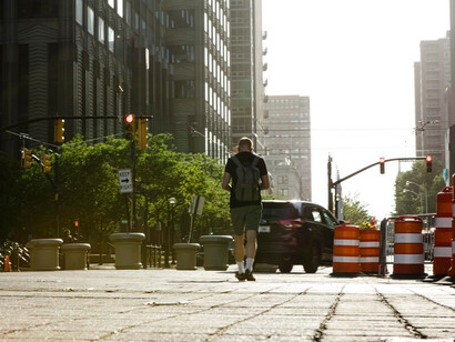 La única posibilidad es salir de casa, solo y moverseen la ciudad vacía