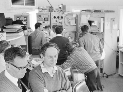 Lo staff di Parkes guarda sul monitor lo sbarco sulla Luna (1969)