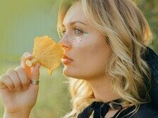 Mulher coleta míscaros diretamente da natureza. Em muitas localidades, esta prática tem raízes culturais e familiares, passada de geração em geração