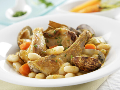 Judias con conejo y almejas