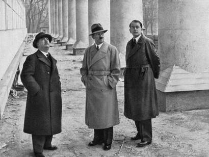 Ernst Gall, Adolf Hitler und Albert Speer besichtigen im Frühjahr 1936 den Fortgang der Bauarbeiten am "Haus der Deutschen Kunst" in München an der Prinzregentenstraße