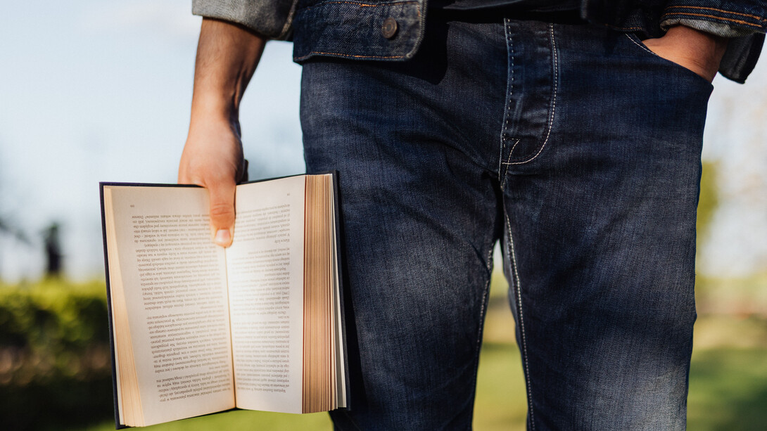 Leitor pausa sua leitura para refletir sobre cenário irreal descrito em estória de ficção