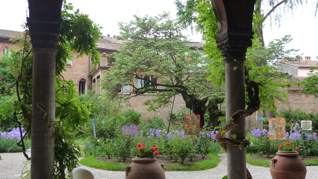 Giardino Palazzo Scroffa, entrata fiorita. Foto di Simonetta Sandri