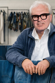 Tarcisio Galavotti ritratto nella sua azienda, la Gala Co., a Urbania, nella “Jeans Valley” della provincia di Pesaro e Urbino (regione Marche)