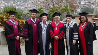 El padre Jean Pierre Wyssenbach junto a las autoridades universitarias de la Universidad Católica Andrés Bello tras recibir el Doctorado Honoris Causa en Educación, 15 de abril de 2016, Caracas, Venezuela