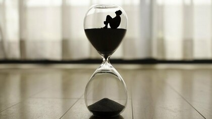 Una clessidra con un uomo dentro, a simboleggiare il passare del tempo. Sull’importanza del tempo, visto come lo utilizziamo, ci sarebbe molto su cui ragionare