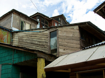 Construcciones de madera y planchas metálicas se superponen en uno de los sectores tradicionales de Puerto Montt, reflejo de su arquitectura popular