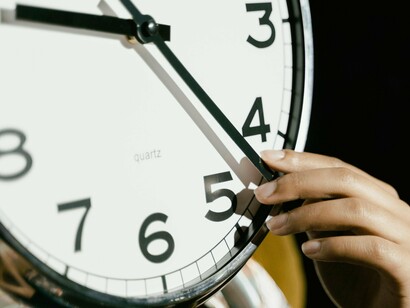 Certa vez, ainda quando morava no Rio de Janeiro, uma amiga me convidou para a sua festa de aniversário, informando que começaria às 20:00. Com muito esforço para não chegar dez ou quinze minutos antes do horário combinado (meu padrão), cheguei pontualmente às 20:00


