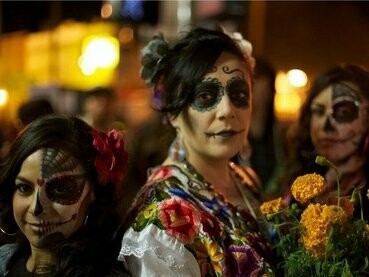 Mulheres vestidas de Catrina, símbolo do  "Dia de los Muertos", no México. Miguelito decide, no "Dia de los Muertos", fazer uma apresentação musical em praça pública. Porém, sua família quebra o seu violão improvisado, o que o obriga a tomar medidas mais drásticas 