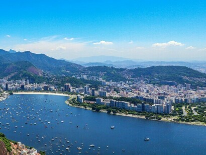 El paisaje costero de Río bajo cielos despejados refleja la creciente importancia de Brasil entre las potencias medias del mundo