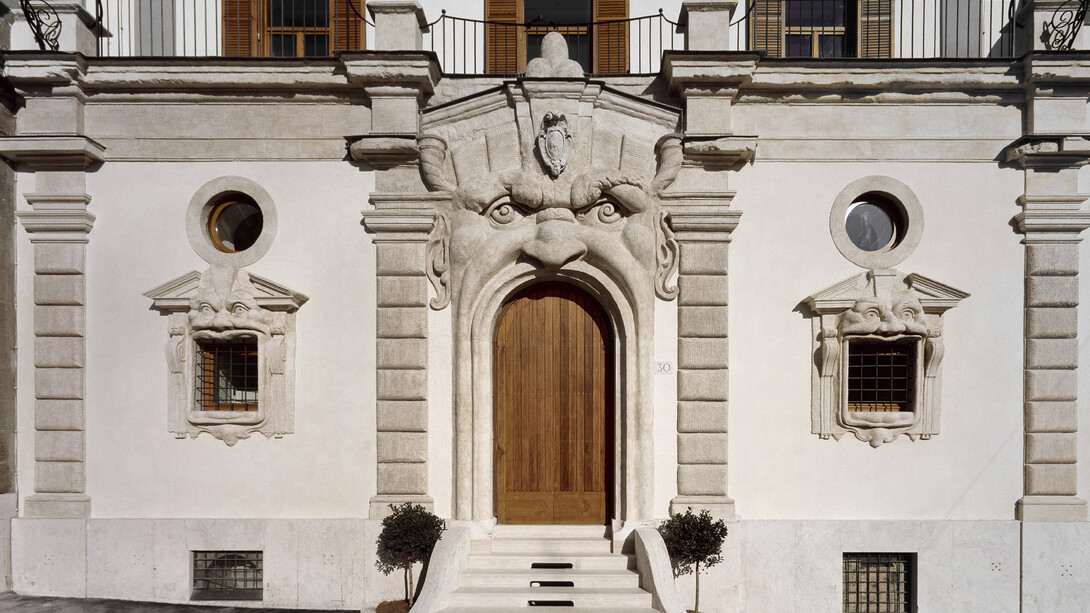 Palazzetto Zuccari, Roma, il portone con la bocca mostruosa di marmo