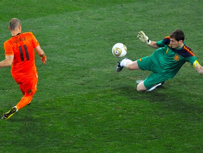 Una providencial parada de Casilla antes Robben en el minuto 82 de la final acabó significando a la postre (tras el gol de Iniesta en la prórroga) el primer Mundial para la selección española en 2010