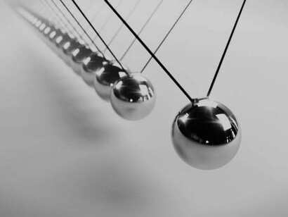 Un sistema vivente deve per forza oscillare un po’ di qua e un po’ di là