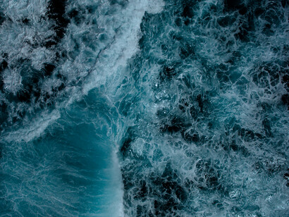 Vista aérea de las olas del mar. Son tantas las conversaciones, propagandas, ideologías, doctrinas, tantas las batallas de egos, tanto barullo que proyectamos desde cada uno de nuestros puntos de vista