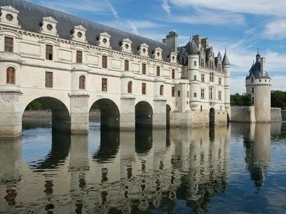 Durante la Prima Guerra Mondiale, Chenonceau fu trasformato in un ospedale militare. Grazie agli spazi ampi e alla sua posizione relativamente sicura, il castello accolse e curò numerosi soldati feriti, diventando un rifugio e un simbolo di resistenza e umanità, Chenonceau, Francia