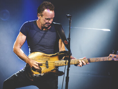 Un assolo di Sting alla chitarra