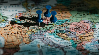 Cartina dell'Europa. Quante volte abbiamo sognato di viaggiare e trasferirci in un altro Paese per migliorare il nostro tenore di vita, la nostra carriera o vita privata?