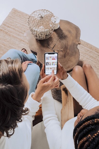 Jovens utilizam rede social em celular