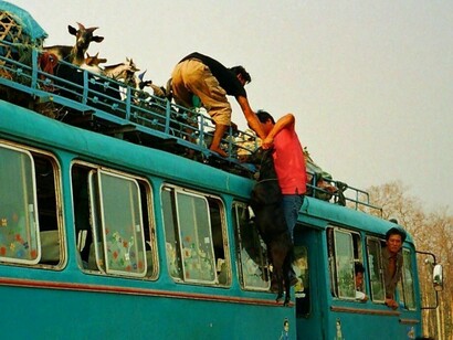 Viajar sobre el techo de un autobús
